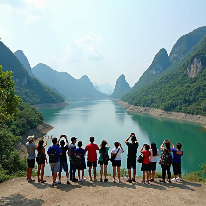 Du khách tận hưởng vẻ đẹp của Đập Tràn Yên Mạc Ninh Bình